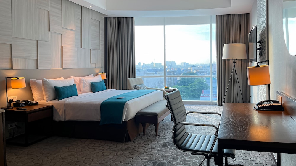 Premium Room, 1 King Bed, Accessible, Club Lounge Access