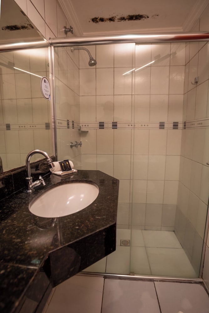 Standard Twin Room - Photo 20