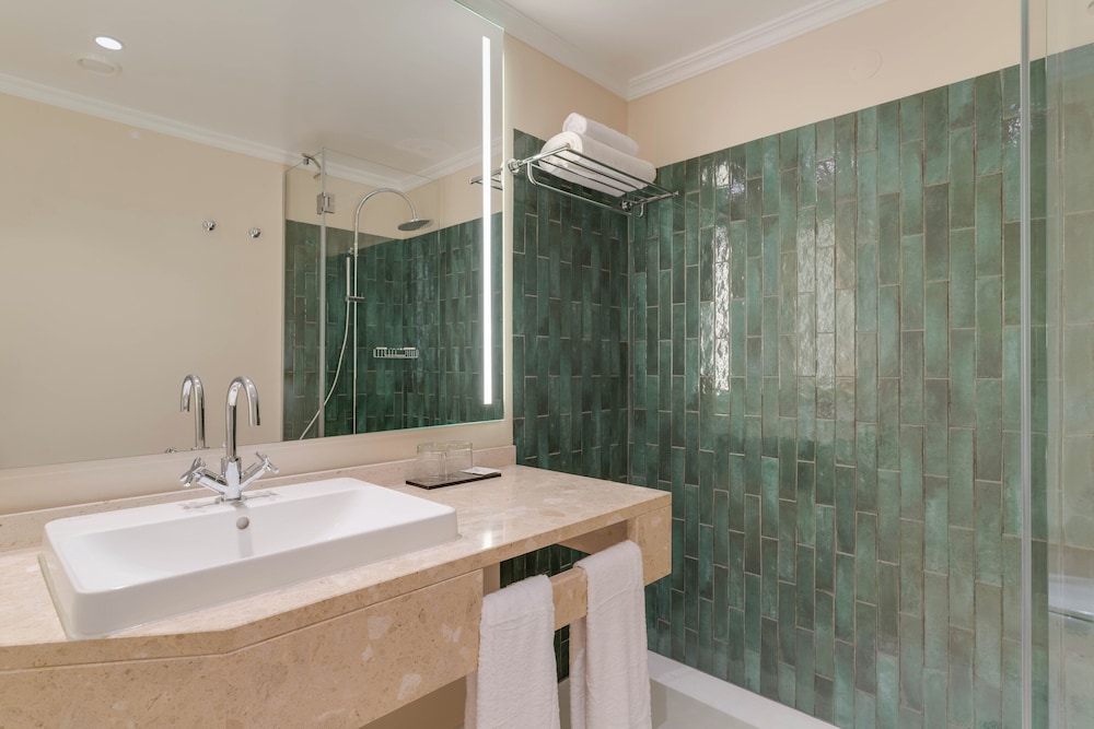 Deluxe Double Room (Partial Sea View)
