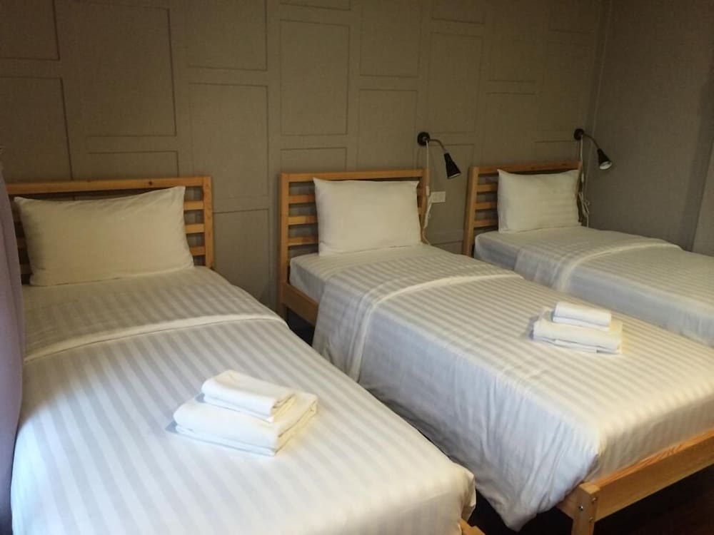 Shared Dormitory, Men Only (Ta Suk Dorm) photo 2