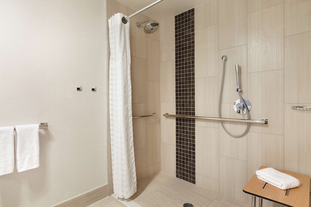 Suite, 2 Double Beds, Accessible, Allergy Friendly (Roll-In Shower) - Photo 6