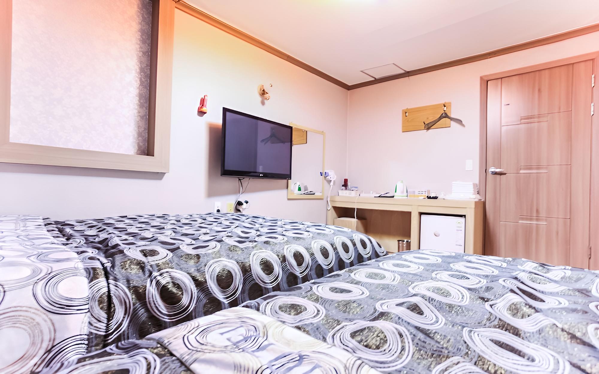 Room (Twin) - Photo 6