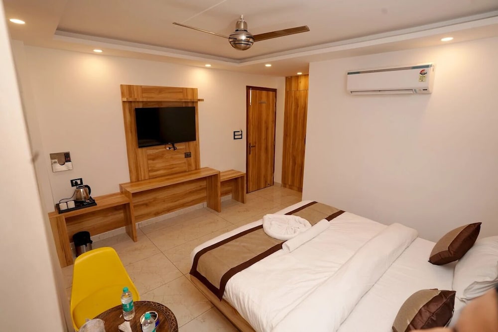 City Room, 1 King Bed, City View