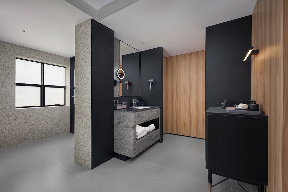 Mansion Twin Beds Room - Photo 6