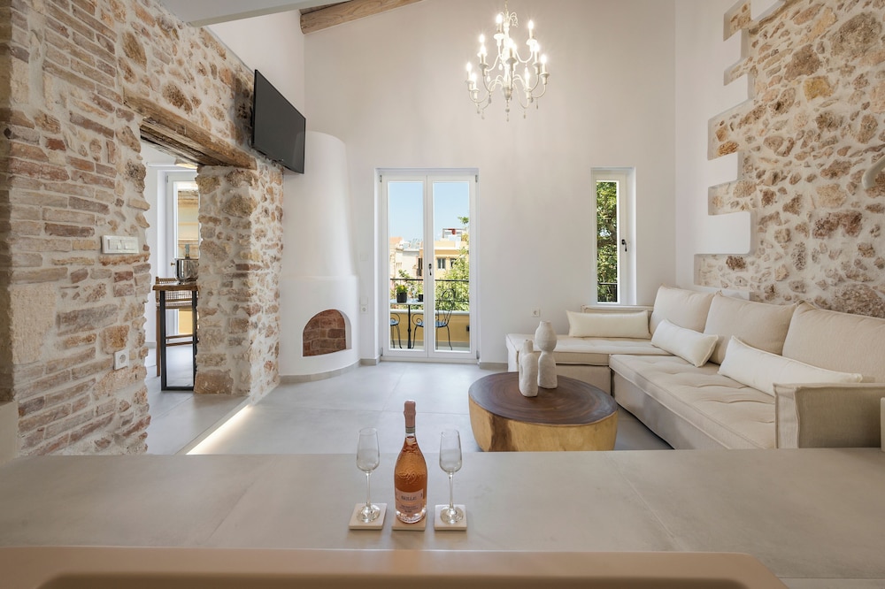 Deluxe Studio Suite, City View