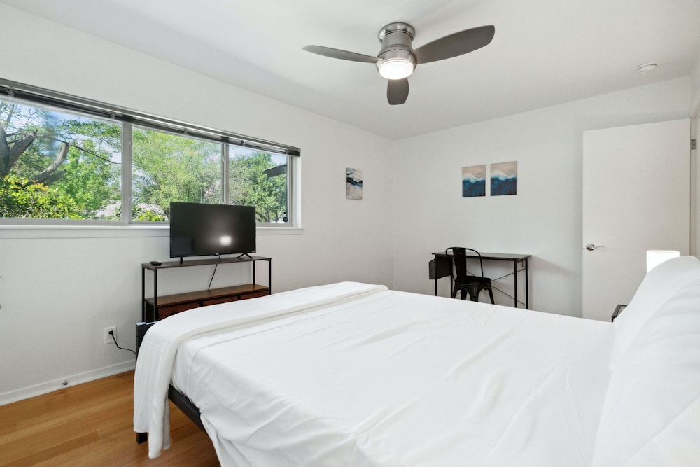 House, Multiple Beds, Kitchen, Garden View (South Lamar Serenity)