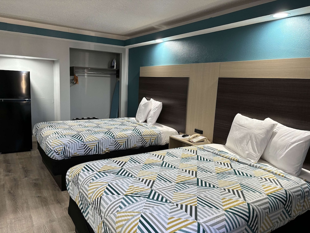 Standard Suite, 1 Queen Bed, Accessible, Smoking