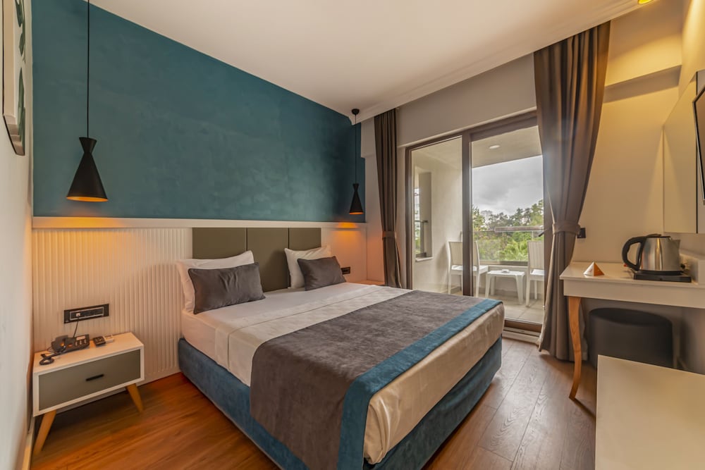 Standard Room, 1 Double Bed, Partial Sea View