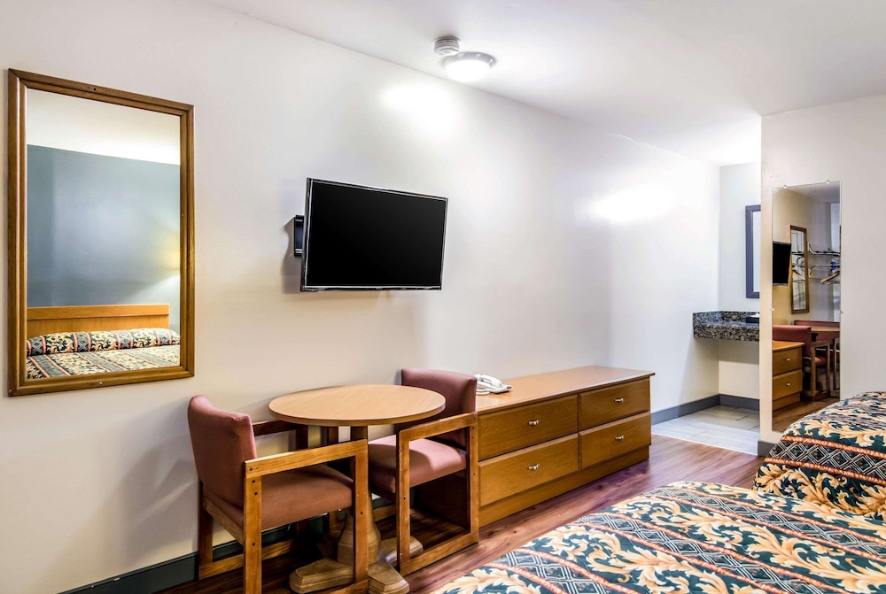 Standard Room, 2 Double Beds, Smoking - Photo 7
