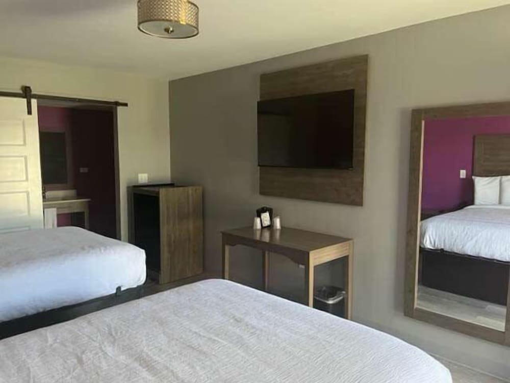 Standard Room, 2 Double Beds, Non Smoking - Photo 5