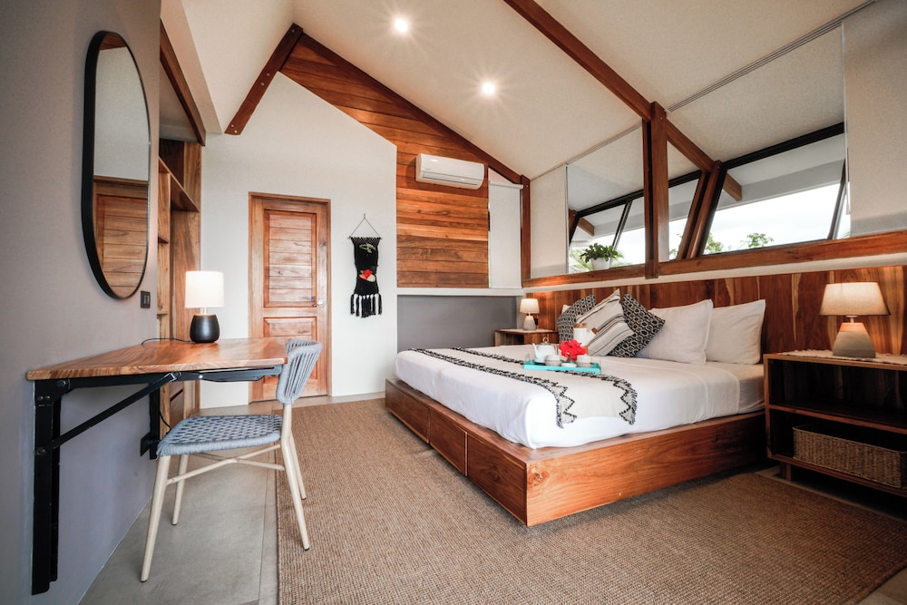 Standard Room, 1 King Bed, Ocean View (Bungalow King Room with Surf Lessons)