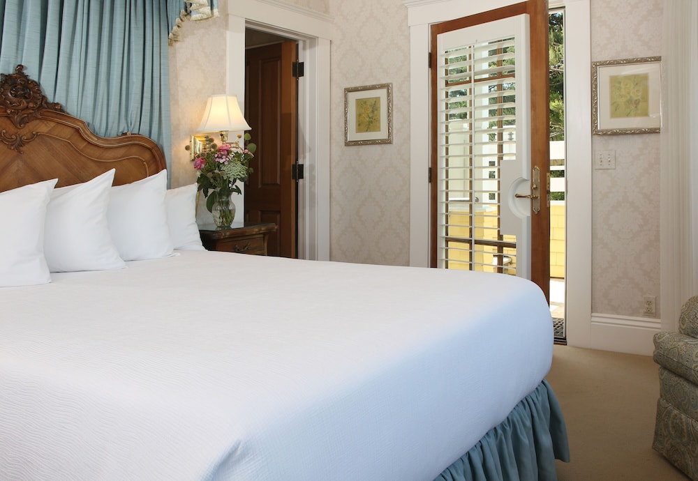 Luxury Room, 1 Queen Bed, Partial Ocean View photo 2