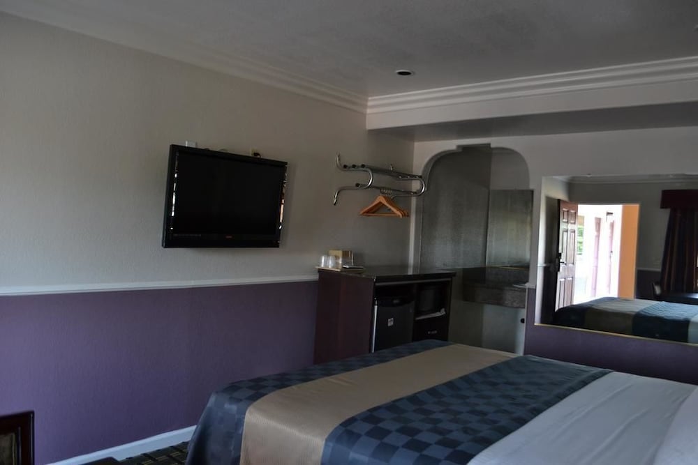 Standard Room, 1 King Bed, Non Smoking photo 3