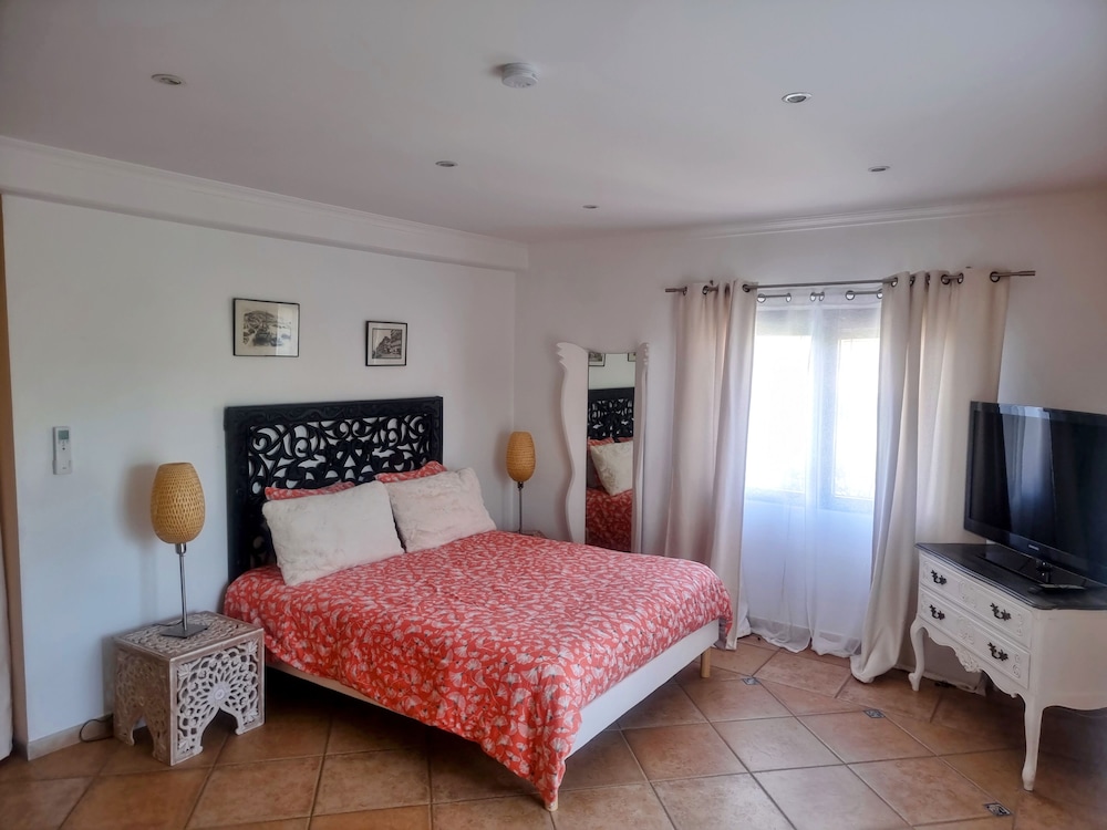 Deluxe Room (Coquelicot)