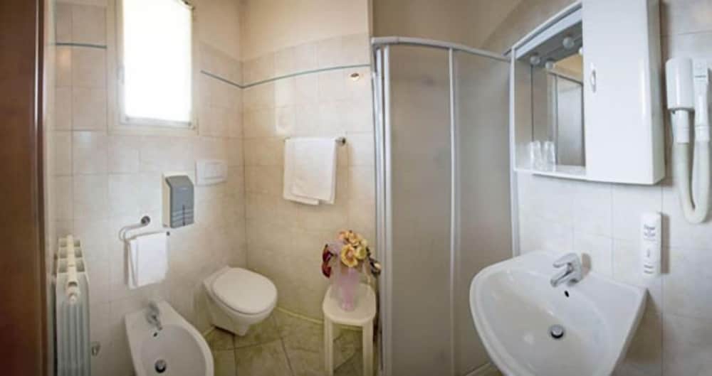 Single Room, 1 Large Twin Bed, Non Smoking photo 2