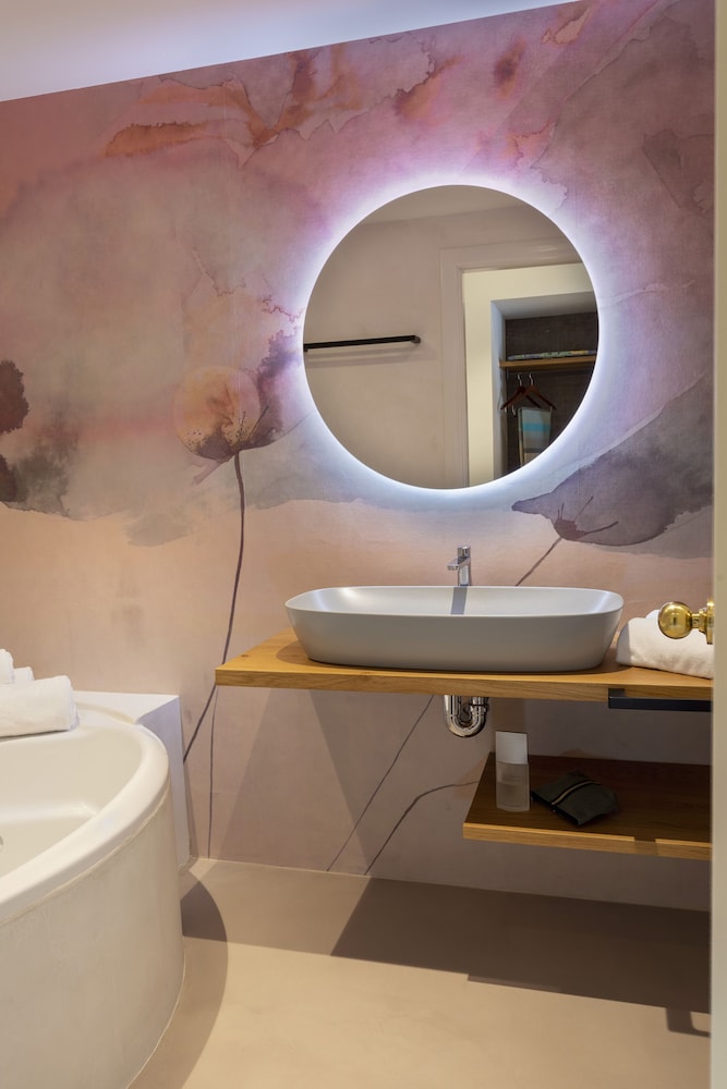 Premium Double Room, Jetted Tub - Photo 5