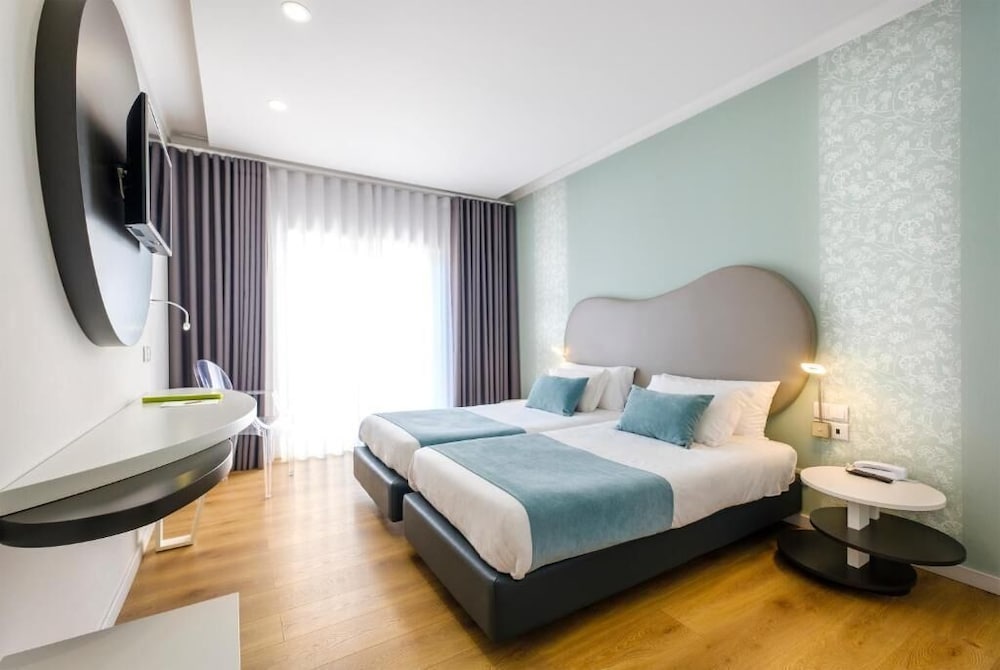 Basic Twin Room, Balcony, City View photo 1