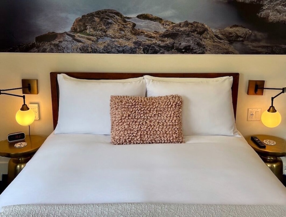 Deluxe Room, 1 Queen Bed With Sofa Bed, Non Smoking, Partial Ocean View (Mount Gardner)