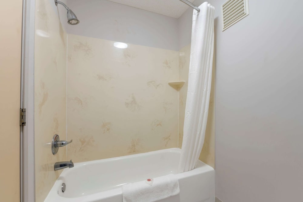 Standard Room, 2 Queen Beds, Non Smoking - Photo 7