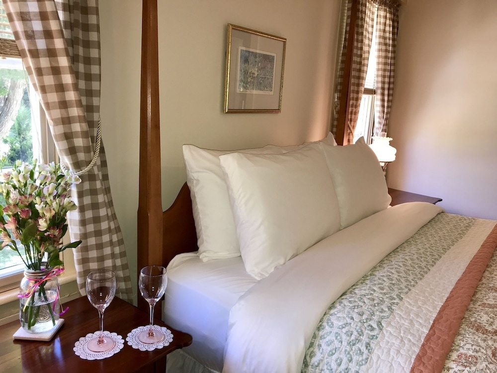 Room 1 (The Sweetheart Room) - One Queen Bed with Private Bath