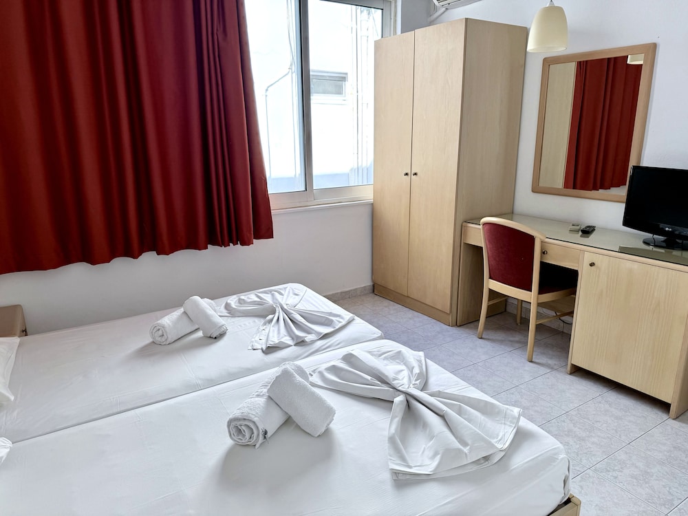 Internal Double Room with Window (no view) - Photo 1