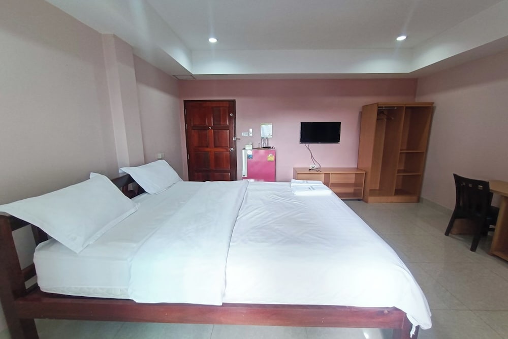 Standard Room, 1 Queen Bed photo 3