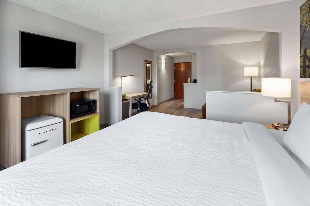 Deluxe Room, 1 King Bed, Non Smoking - Photo 4