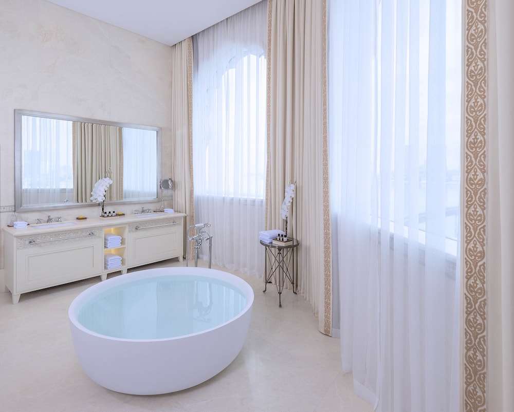 Suite, 1 King Bed photo 3
