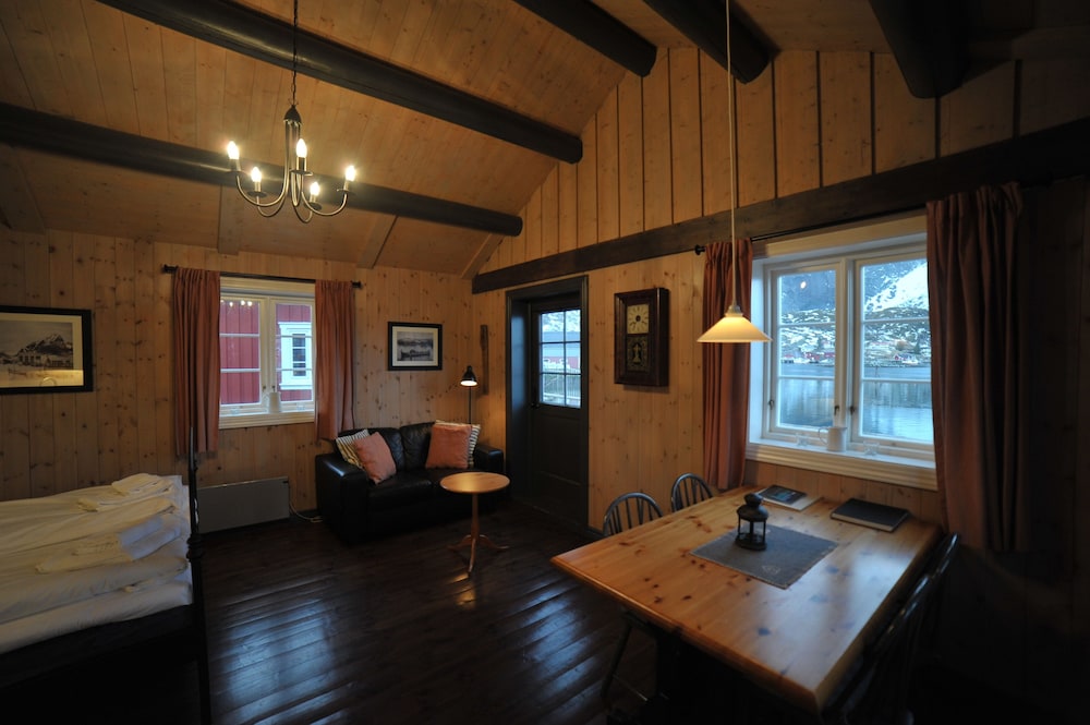 1-bedroom Deluxe rorbu cabin with sea view photo 2