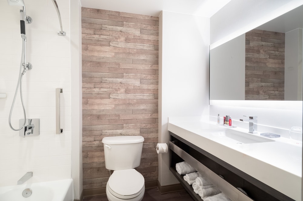 Room, 1 King Bed (Mobility/Hearing Accessible, Tub) photo 3