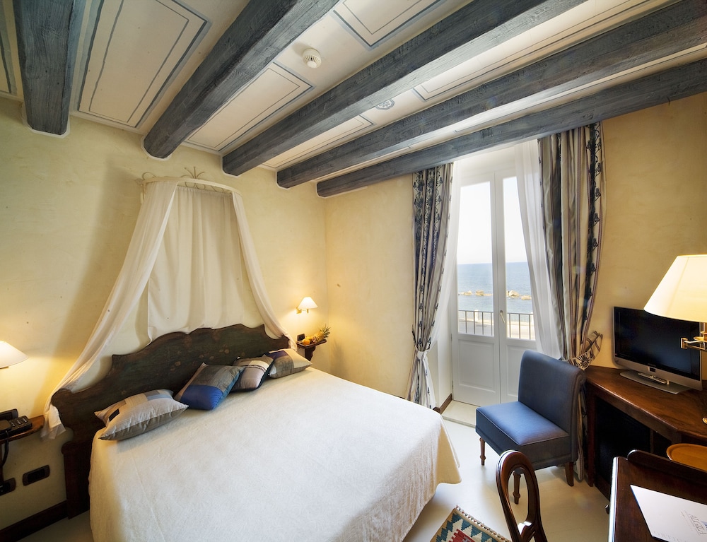 Classic Double Room Single Use, Sea View - Photo 3