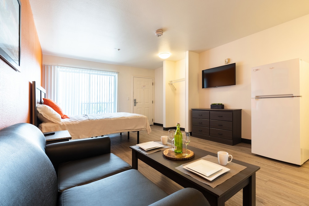 Studio, 1 Queen Bed, Accessible photo 1