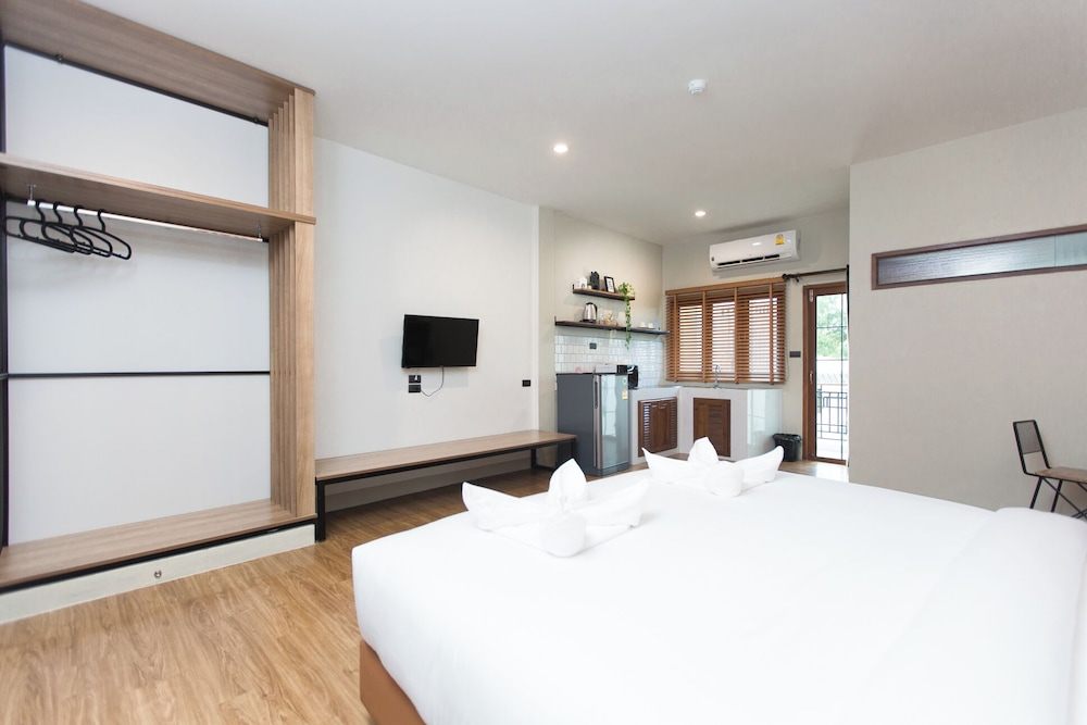 Deluxe Double Room, 1 King Bed, Kitchenette, Garden View photo 3