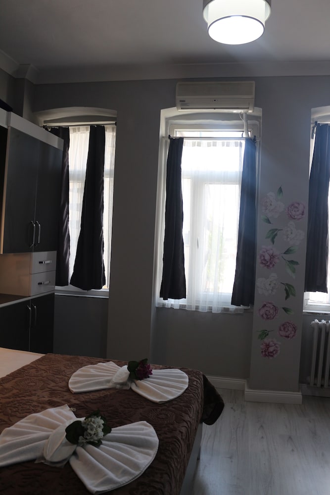 Studio, 1 Bedroom photo 2