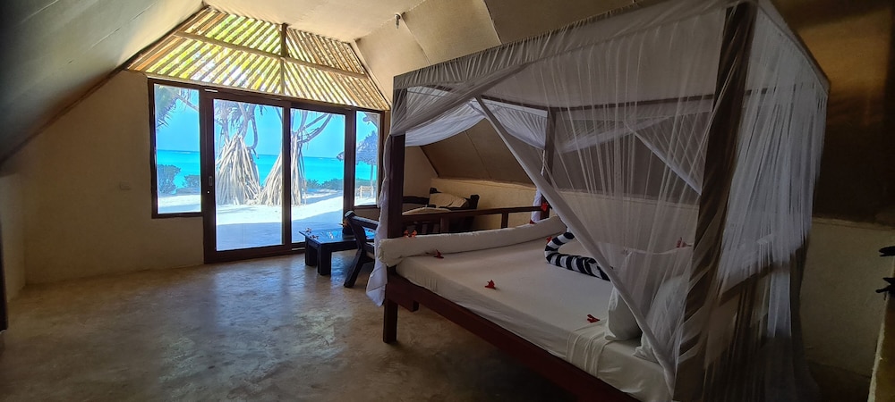 Romantic Double Room, 1 King Bed, Non Smoking, Ocean View photo 2