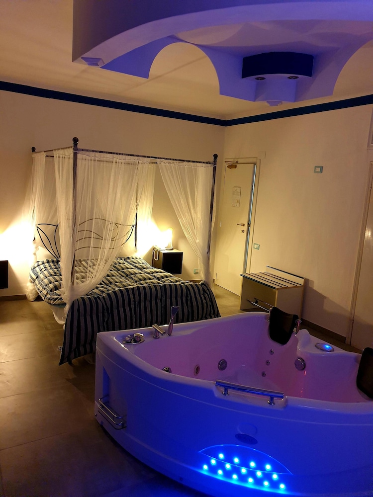 Suite, Hot Tub, Sea View photo 3