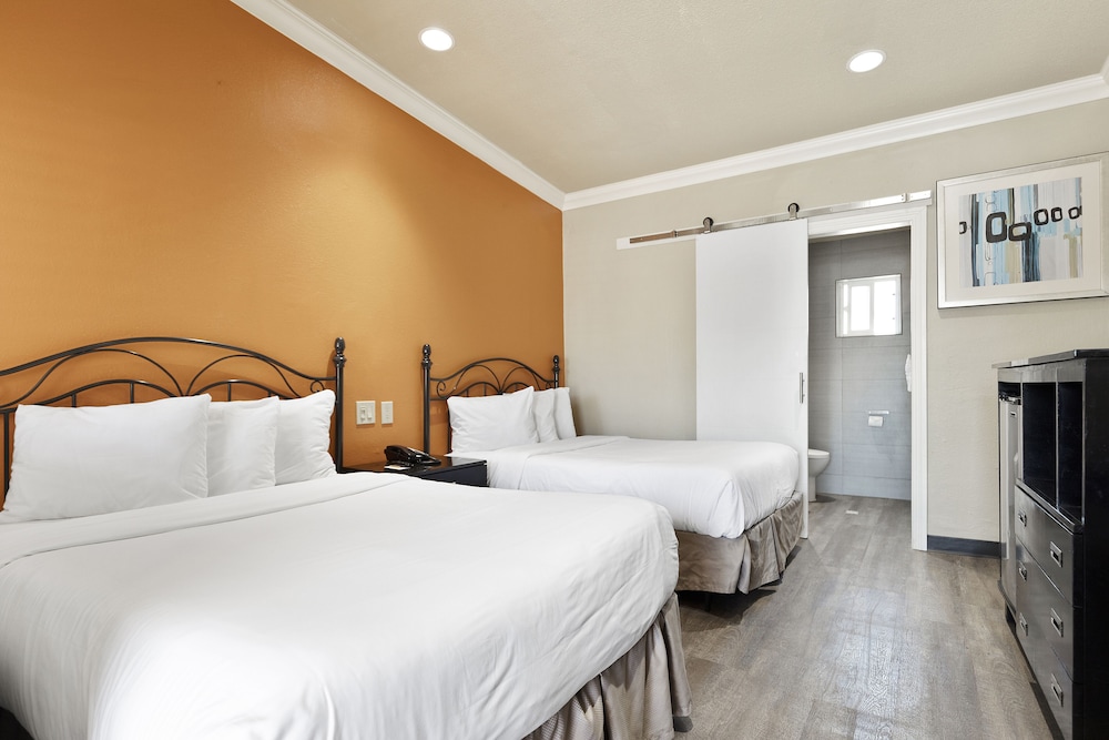 Standard Room, 2 Double Beds, Non Smoking, Balcony (2nd Floor) photo 2