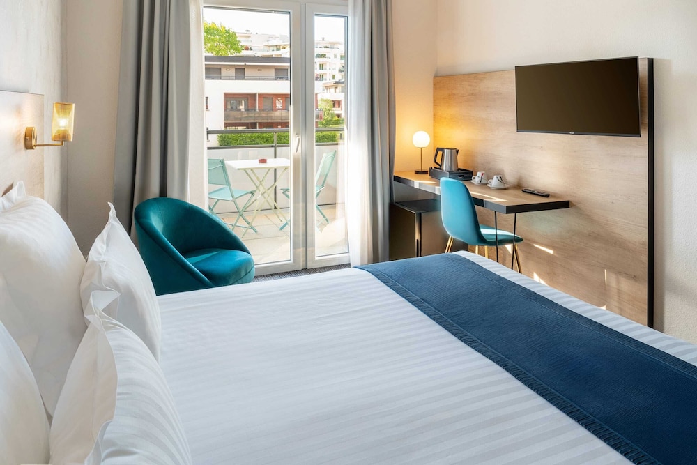 Standard Room, 1 King Bed, Non Smoking, Garden View - Photo 3