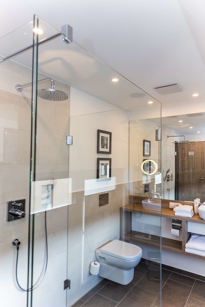Suite, 1 Queen Bed, Refrigerator