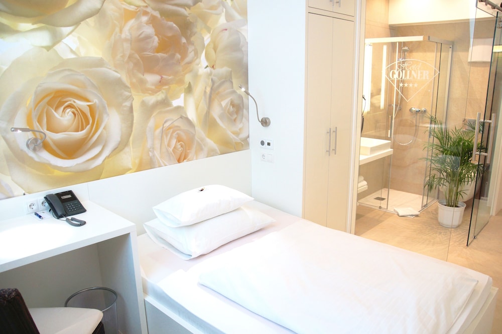 Basic Single Room, 1 Queen Bed photo 2