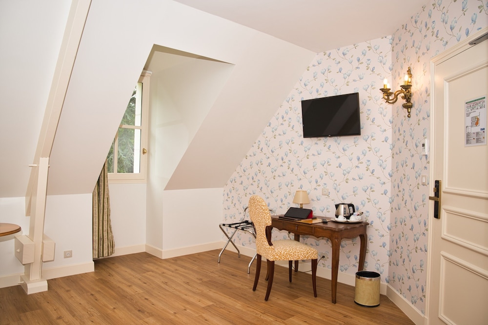 Charming Double Attic Premium Room - Photo 7