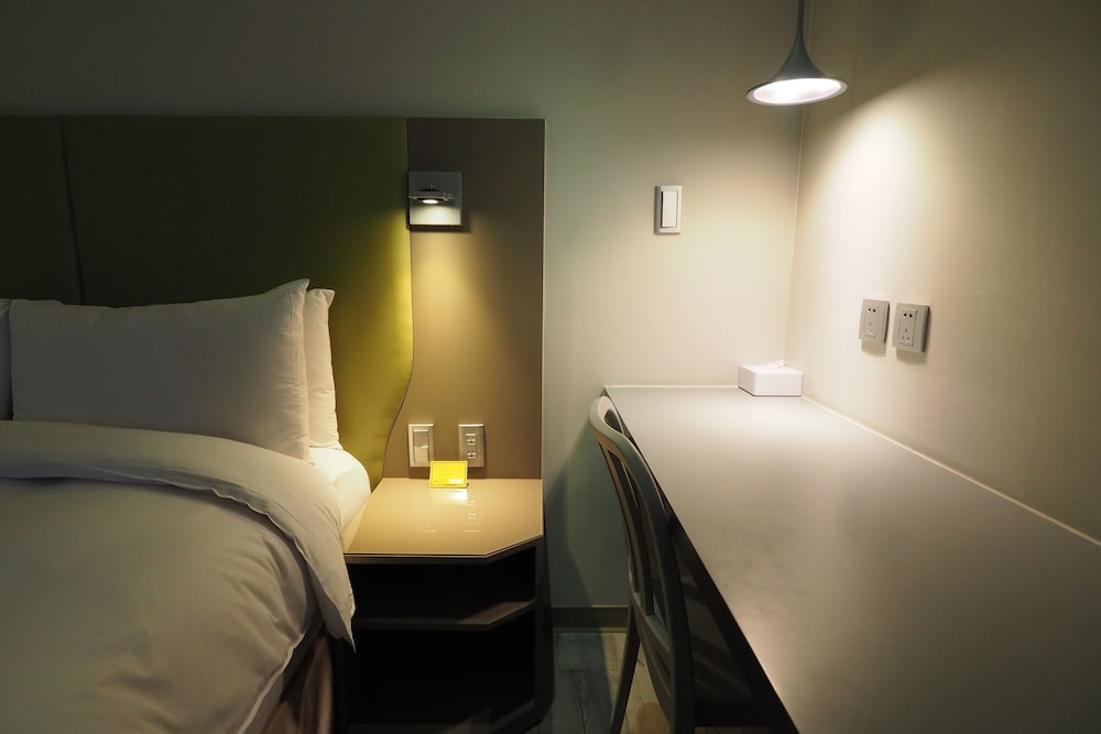 Deluxe Room, 1 Double Bed, No Windows photo 3