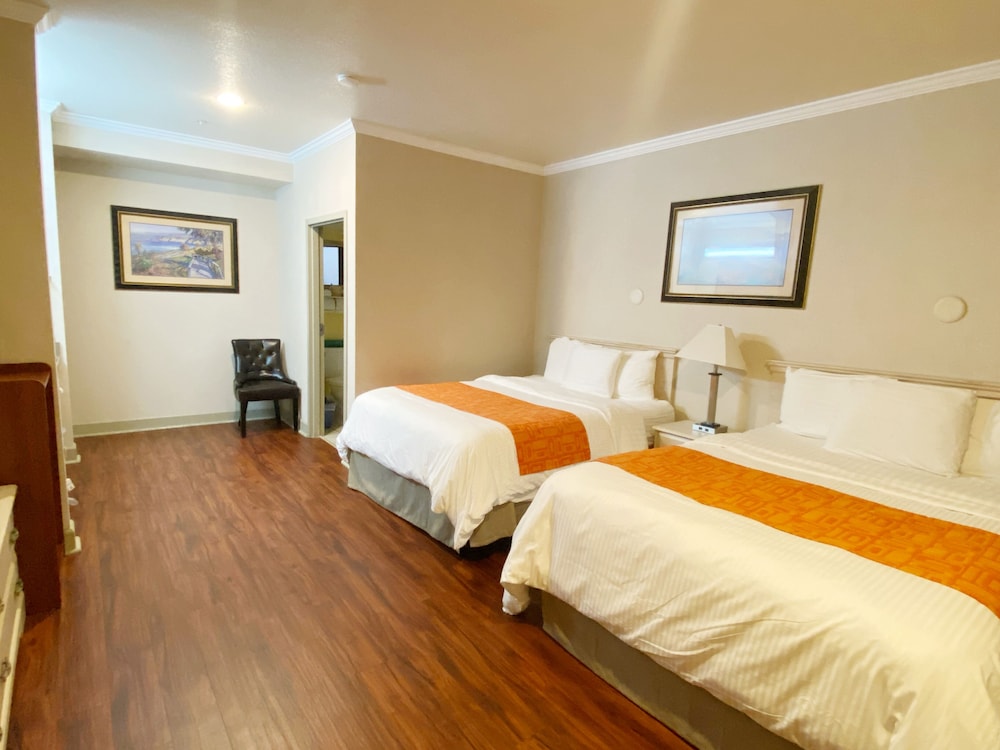 Standard Room, 2 Queen Beds - Photo 1