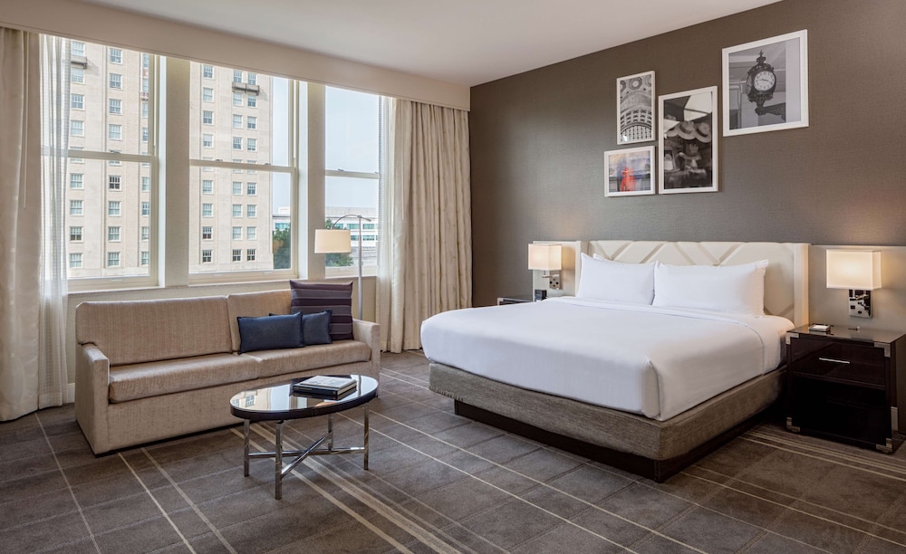 Deluxe Room, 1 King Bed with Sofa bed, Accessible (Roll-in shower) - Photo 7