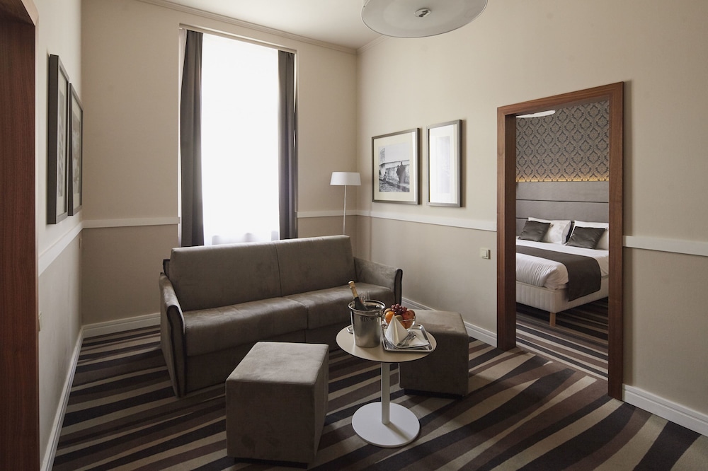 Suite, 2 Bedrooms, City View - Photo 3