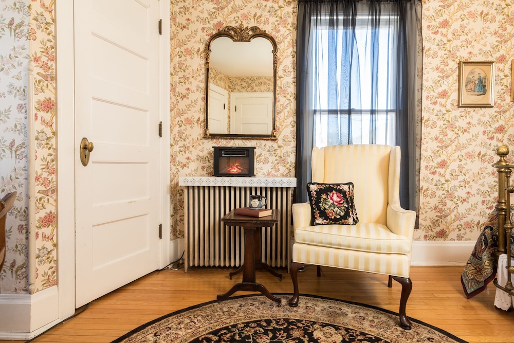 Romantic Room, 1 Queen Bed, Connecting Rooms, Garden View photo 2