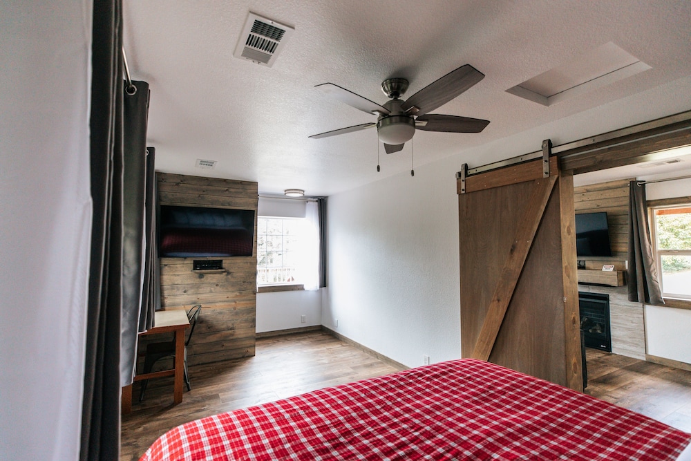 Cabin, 1 King Bed photo 1