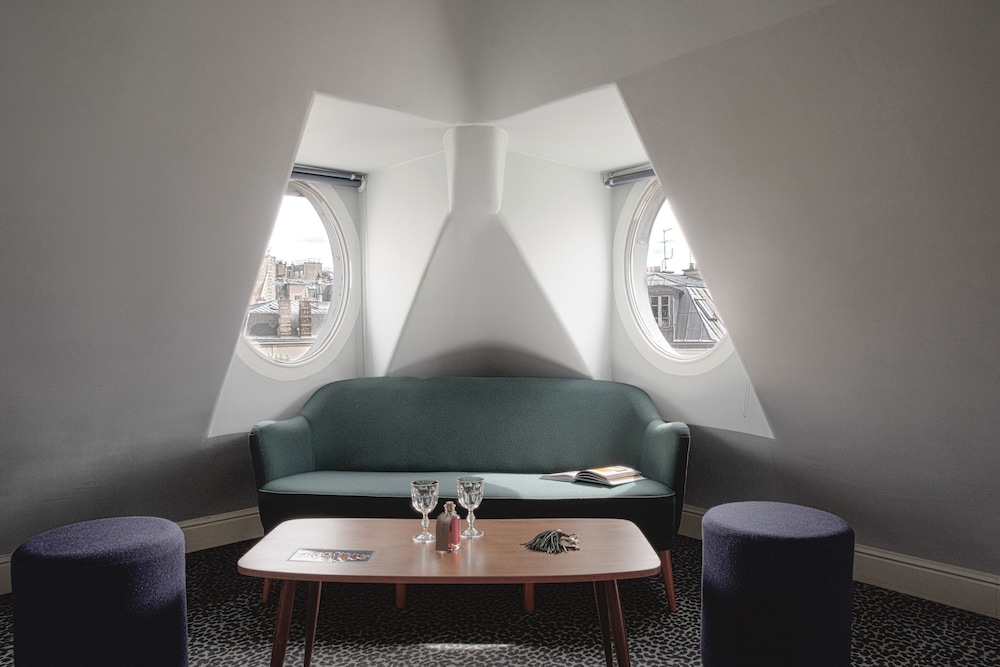 Room (Sous les Toits 2)