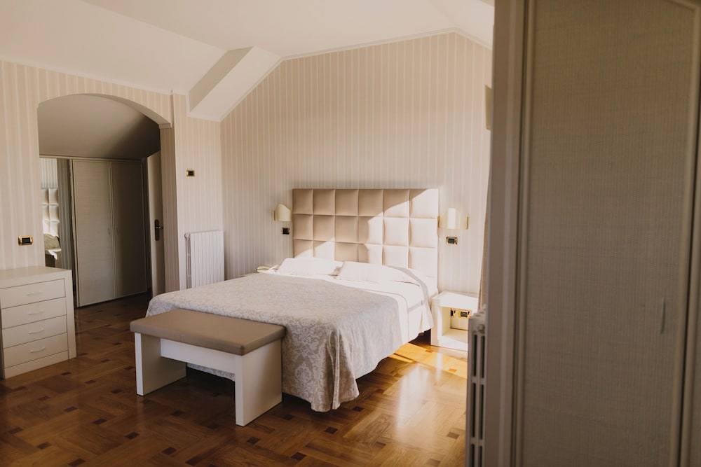 Junior Double or Twin Room (4 pax)