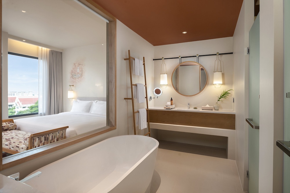 Suite, 1 King Bed - Photo 9